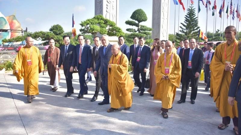 Une délégation dirigée par le vice-Premier ministre permanent Nguyen Hoa Binh à la cérémonie de clôture du Vesak 2025. Photo : tuoitre.vn