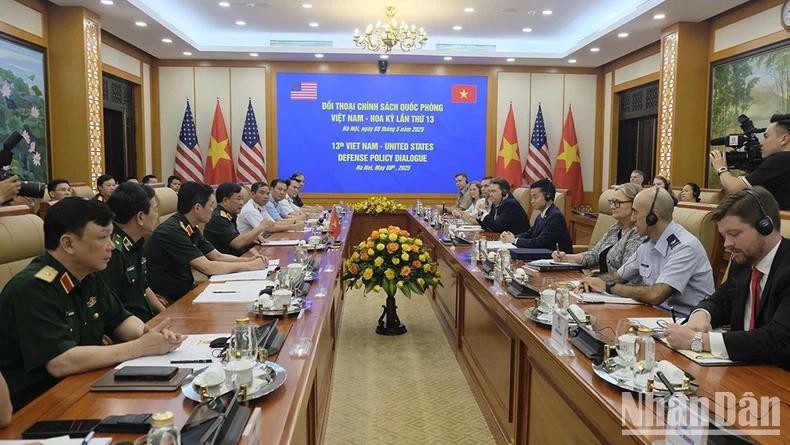 Le vice-ministre vietnamien de la Défense Hoang Xuan Chien (à gauche) et le secrétaire adjoint américain à la Défense, John Noh (à droite), lors du 13e dialogue sur la politique de défense entre le Vietnam et les États-Unis. Photo : VNA.