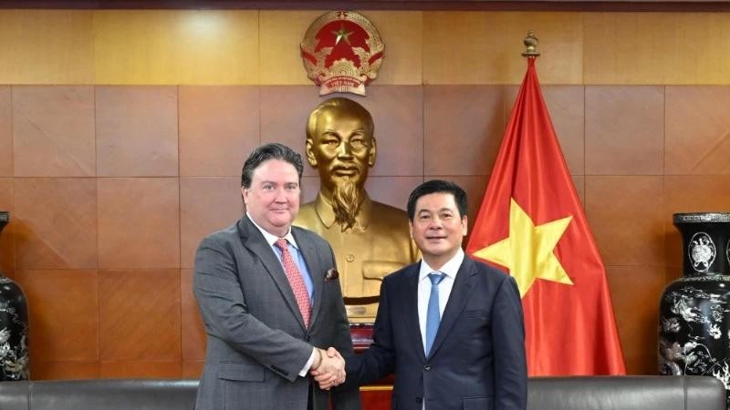 Le ministère de l'Industrie et du Commerce Nguyen Hong Dien (droite) et l'ambassadeur des États-Unis au Vietnam Marc E. Knapper. Photo : VNA.