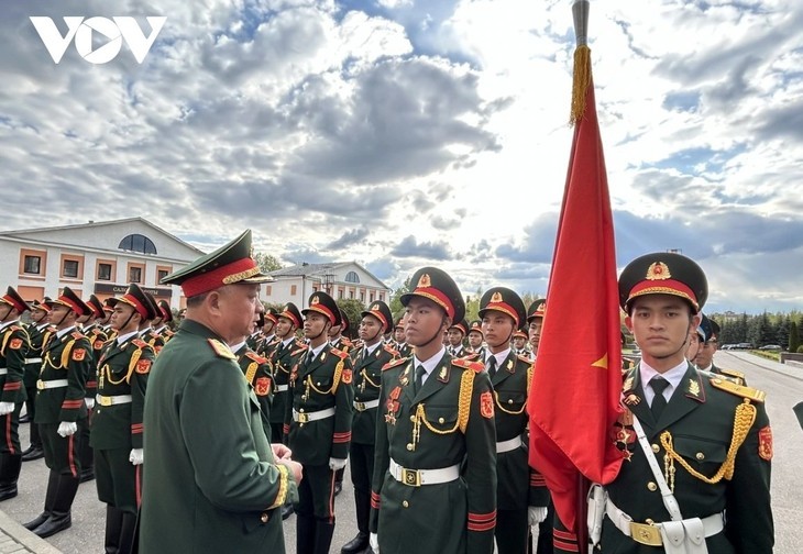 Nguyen Quang Ngoc, chef d’état-major général adjoint de l’Armée populaire du Vietnam, rend visite aux soldats vietnamiens. Photo : VOV.