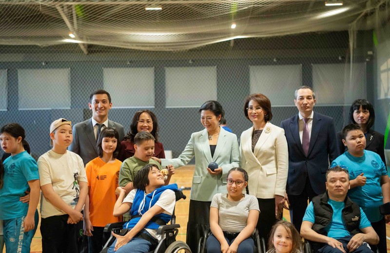 L'épouse du secrétaire général du PCV To Lam visite le Centre d'entraînement paralympique du Kazakhstan. Photo : vietnamnet.vn