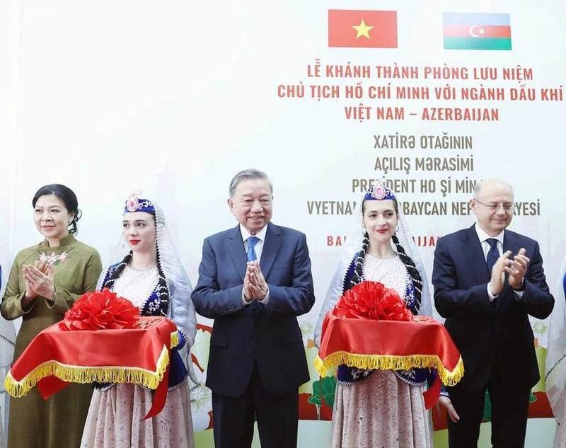 Le secrétaire général Tô Lâm et son épouse lors de la cérémonie d'inauguration de la salle commémorative. Photo : VNA.