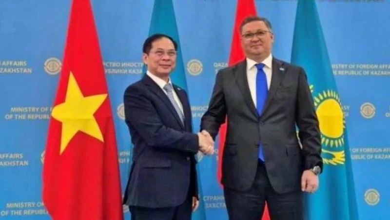 Le vice-PM et ministre des Affaires étrangères Bui Thanh Son (à gauche) et son homologue kazakhe Murat Nurtleu. Photo : VOV.