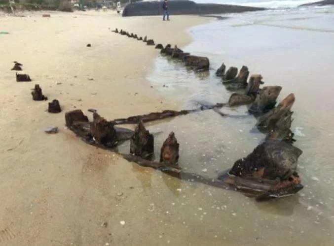 L’ancienne épave de Cam An, découverte le 26 décembre 2023, sur la plage de Thinh My, dans le quartier de Cam An, ville de Hoi An, province de Quang Nam. Photo : VNA.