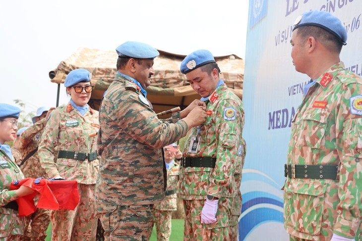 Mohan Sabramanian remet des médailles aux Casques bleus vietnamiens. Photo : VOV.