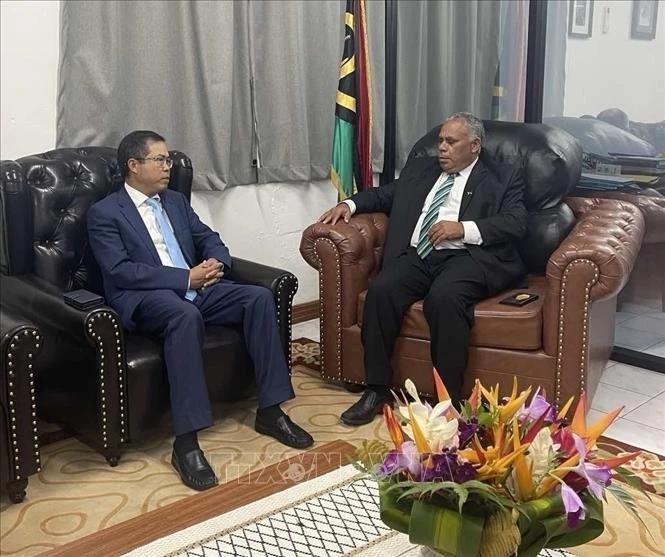 L'ambassadeur du Vietnam en Australie et au Vanuatu, Pham Hung Tam (à gauche) rencontre le Premier ministre Jotham Napat. Photo : VNA.