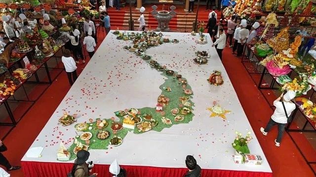 Des plats vietnamiens sont alignés en forme de Vietnam lors de la commémoration du prince Lang Lieu - le septième roi Hung - le 7 mai dans la ville de Viet Tri, province de Phu Tho. Photo : VNA.