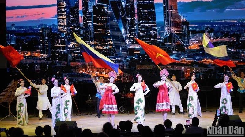 Un spectacle des artistes vietnamiens lors de la cérémonie d'ouverture des Journées culturelles vietnamiennes en Russie en 2024. Photo : NDEL.