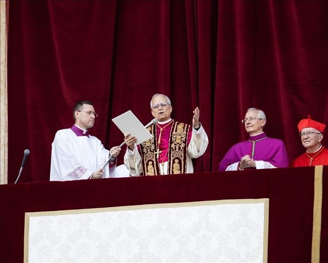Le nouveau pape Léon XIV (deuxième à gauche) prend la parole devant les fidèles depuis le balcon principal de la basilique Saint-Pierre, le 8 mai 2025. Photo: THX/VNA
