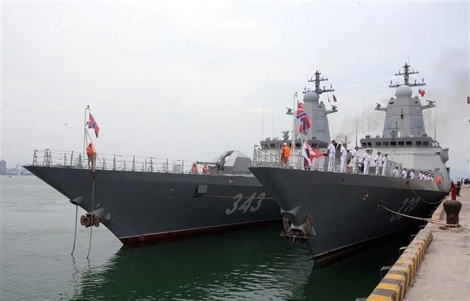 Les corvettes Rezkii et Hero de la Fédération de Russie Aldar Cidengapov ont accosté au port de Tien Sa à Da Nang. Photo : VNA.
