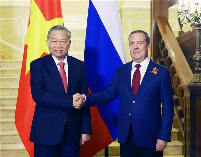 Le secrétaire général du Parti communiste du Vietnam (PCV), To Lam, (gauche) et Dmitri Medvedev, président du Parti Russie unie (PRU) et vice-président du Conseil de sécurité russe. Photo : VNA.