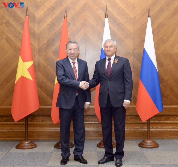 To Lam (gauche) et Viatcheslav Volodine. Photo : VOV.