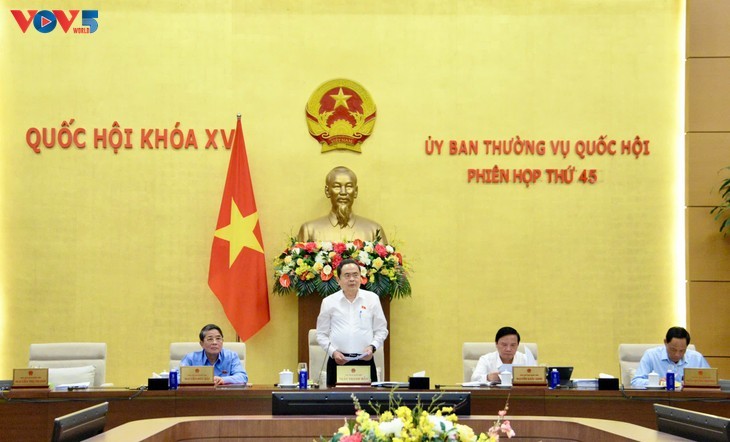 Le président de l’Assemblée nationale vietnamienne Tran Thanh Man (debout) prend la parole lors de la 45ᵉ session du Comité permanent de l’organe législatif. Photo : VOV.