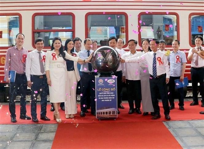 Cérémonie pour annoncer la reconnaissance de la gare de Hai Phong comme destination touristique et inaugurer un train haut de gamme baptisé Hoa Phuong Do. Photo : VNA.