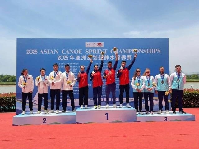 L'équipe vietnamienne remporte la médaille d'or dans l'épreuve mixte C4 hommes-femmes. Photo : thethao247.vn