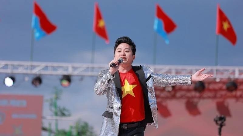 Le célèbre chanteur vietnamien Tung Duong. Photo : NDEL.