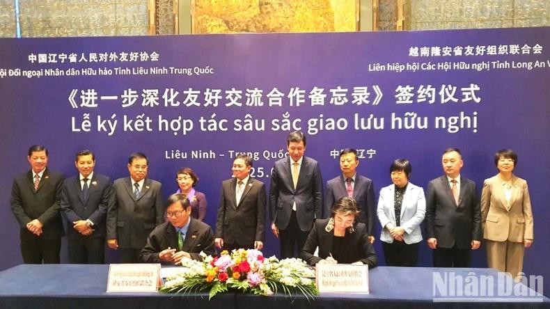 Signature d'un accord de coopération entre les provinces de Long An et de Liaoning. Photo : NDEL.