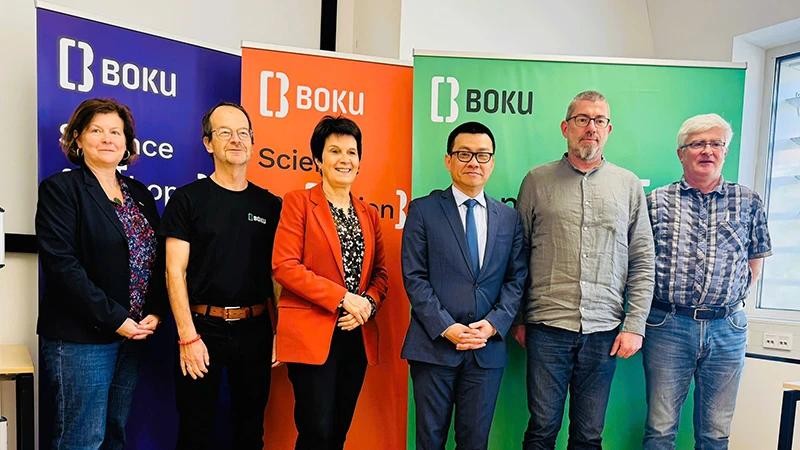 L'ambassadeur Vu Le Thai Hoang et des responsables de l'université BOKU de Vienne. Photo : NDEL