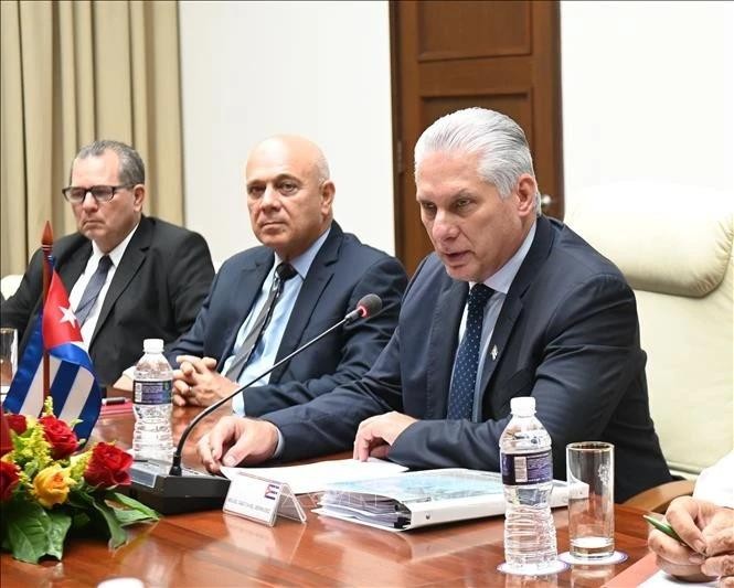Le Premier secrétaire du Parti communiste de Cuba (PCC) et président de la République, Miguel Díaz-Canel Bermúdez (premier à droite) lors de la réunion. Photo : VNA