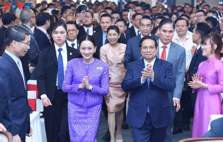 Le Premier ministre Pham Minh Chinh et son homologue thaïlandaise, Paetongtarn Shinawatra, coprésident le Forum des entreprises Vietnam - Thaïlande 2025. Photo : VOV.