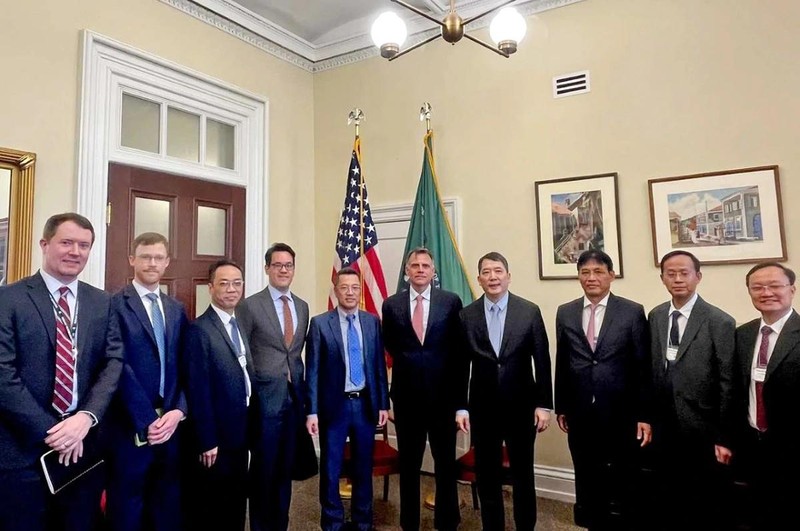 Le vice-ministre vietnamien des Finances, Cao Anh Tuan (4e à partir de la droite), et le secrétaire adjoint aux finances internationales du département du Trésor américain, Robert Kaproth (6e à partir de la gauche), ainsi que d'autres responsables américains et vietnamiens posent pour une photo de groupe lors de leur réunion à Washington DC le 14 mai. Photo : VOV.