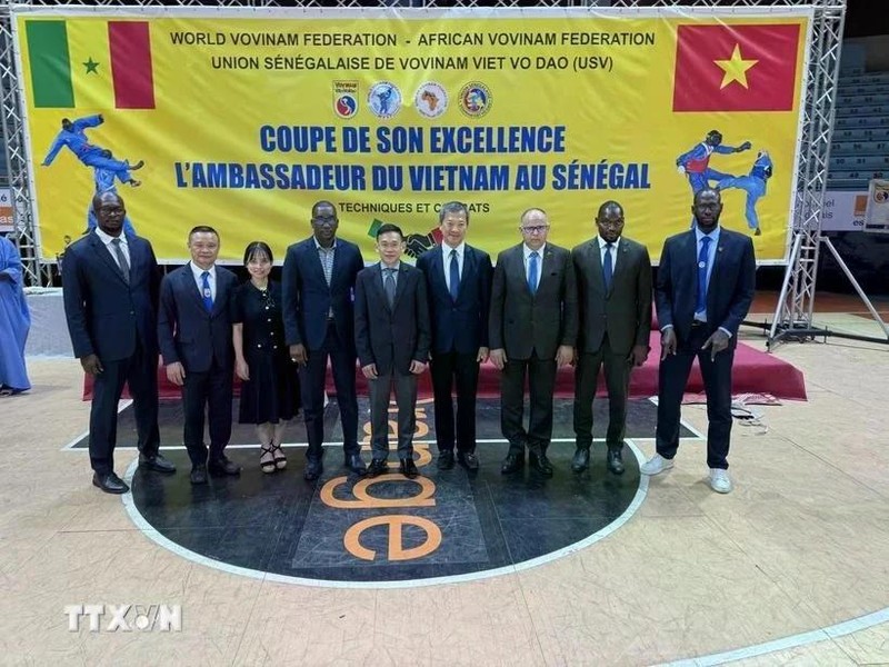 L'ambassadeur du Vietnam en Algérie et au Sénégal, Tran Quoc Khanh (au centre), sur une photo de groupe lors de la récente Coupe annuelle de Vovinam des ambassadeurs organisée au Sénégal. Photo : VNA.