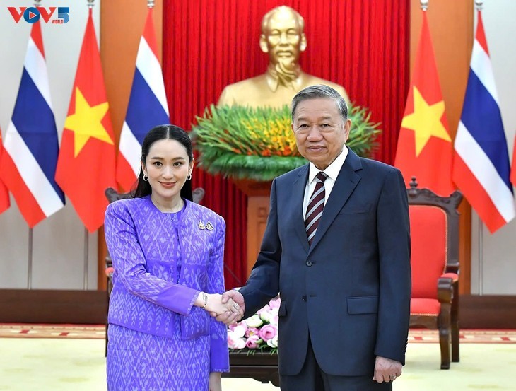Le secrétaire général du Parti communiste vietnamien To Lam et la Première ministre thaïlandaise, Paetongtarn Shinawatra. Photo : Van Hieu/VOV.
