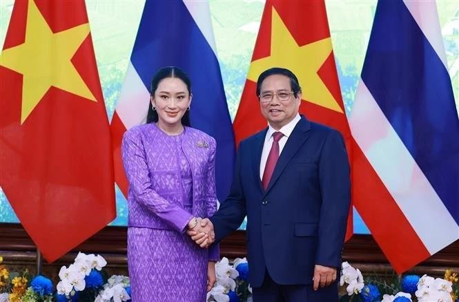 Le Premier ministre vietnamien Pham Minh Chinh (à droite) et la Première ministre thailandaise Paetongtarn Shinawatra. Photo : VNA