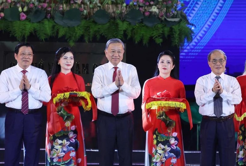 Le secrétaire général du Parti To Lam et les représentants de l’autorité locale ont coupé le ruban pour inaugurer le monument « l'Oncle Ho visite son village natal ». Photo : VNA