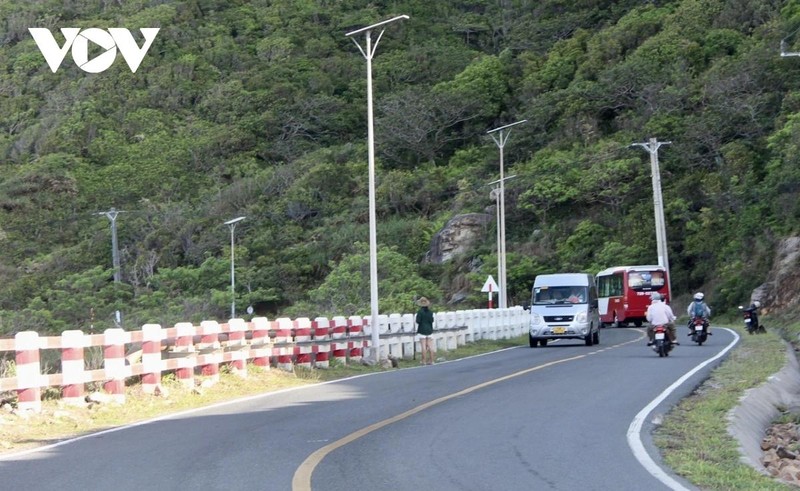 La route asphaltée menant au centre de Con Dao. Photo : VOV.