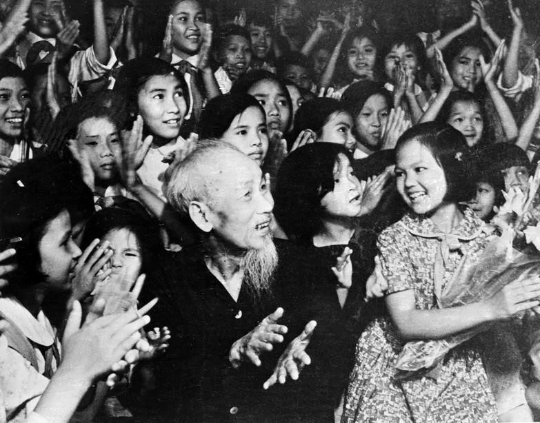 À l’occasion de la Journée internationale de l’enfance du 1er juin, le soir du 31 mai 1969, au Palais présidentiel, le Président Hô Chi Minh a assisté à un spectacle artistique offert en son honneur par les enfants de la capitale. Photo d'archives : VNA
