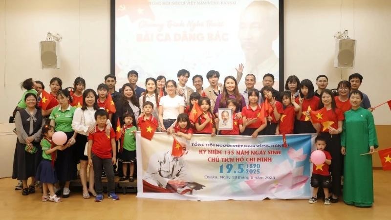 A travers ce concours, les organisateurs souhaitent non seulement encourager la sensibilité artistique des enfants, mais aussi leur faire découvrir davantage leur pays d’origine et la figure du Président Hô Chi Minh. Photo : NDEL.