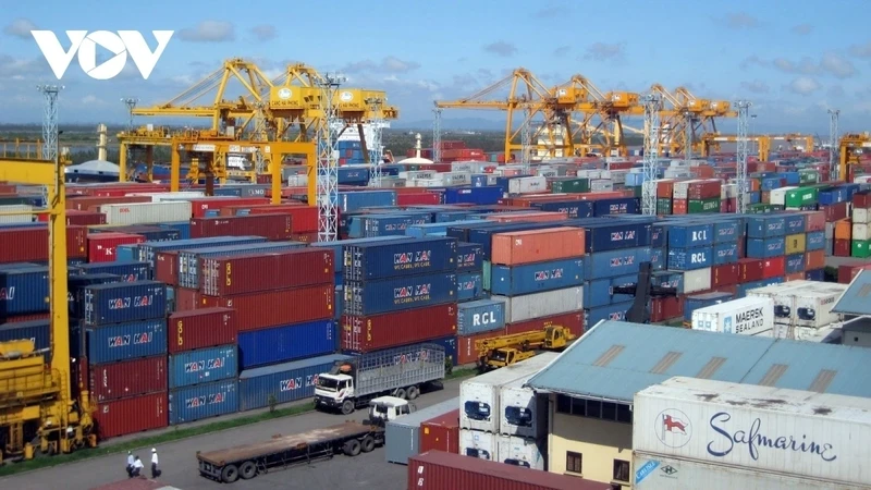 Fin avril 2025, plus de 17 000 navires étrangers ont fait escale dans le système portuaire vietnamien, soit une augmentation de 7 %. Photo : VOV.