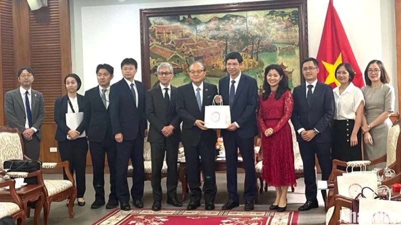 Le vice-ministre vietnamien de la Culture, des Sports et du Tourisme, Ho An Phong et la délégation de l’Institut japonais de recherche sur les transports et le tourisme, le 22 mai à Hanoi. Photo : NDEL 