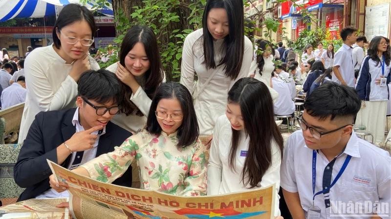 Le 26 mai, le journal Nhân Dân a recréé un espace expérientiel de la campagne Hô Chi Minh au lycée Tran Phu à Hanoi. Photo : NDEL.
