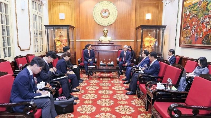 Do Van Chien, membre du Bureau politique, secrétaire du Comité central du Parti communiste vietnamien et président du Comité central du Front de la Patrie du Vietnam, a reçu le 27 mai à Hanoï l’ambassadeur sud-coréen, Choi Youngsam. Photo : NDEL