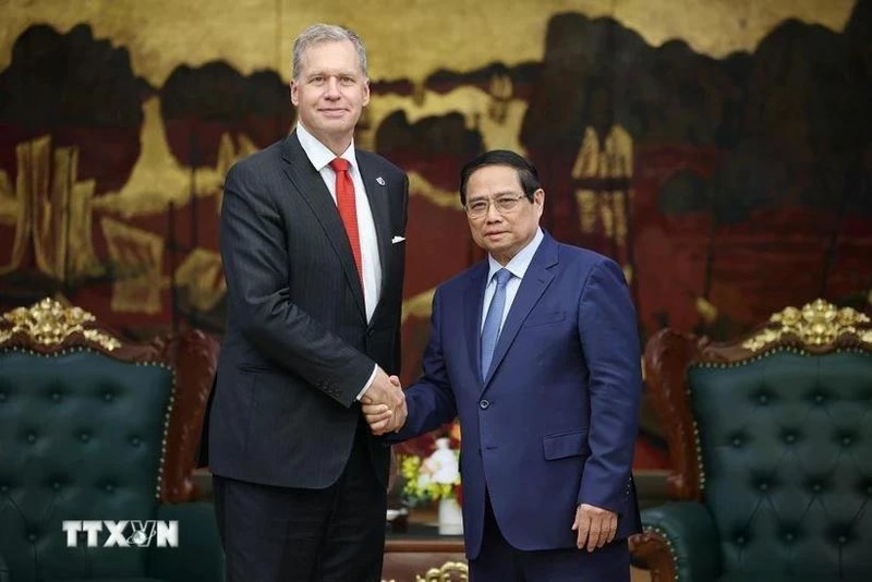 Le Premier ministre Pham Minh Chinh (droite) et Steven Kobos, président-directeur général du groupe américain Excelerate Energy. Photo : VNA.