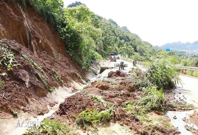 De fortes pluies ont provoqué des glissements de terrain, causant des problèmes de sécurité routière sur la section de la route nationale 4D bordant la ville de Lai Chau et le district de Phong Tho. Photo : VNA.