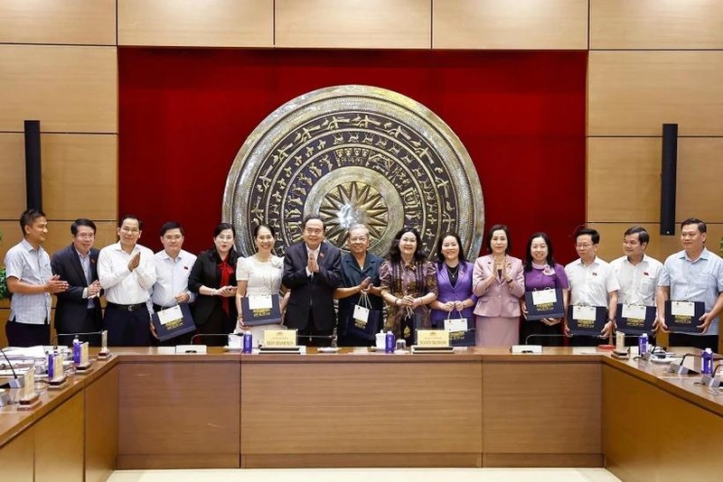 Le président de l'Assemblée nationale (AN), Tran Thanh Man, a rencontré le 29 mai à Hanoï les députés de diverses législatures de la province de Hau Giang. Photo . VNA.