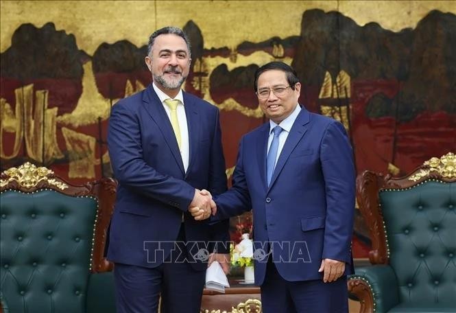 Le Premier ministre Pham Minh Chinh (à droite) serre la main du vice-président chargé des opérations de l’Autorité d’investissement d’Oman (OIA), le cheikh Nasser bin Suliman Al Harthi, à Hanoi, le 29 mai. Photo : VNA.