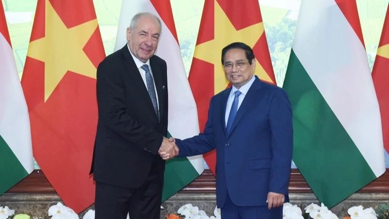 Le Premier ministre Pham Minh Chinh (droite) et le président hongrois, Sulyok Tamas. Photo : NDEL.