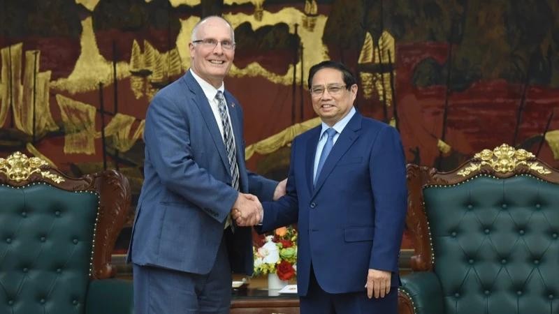 Le Premier ministre Pham Minh Chinh (à droite) et John Moolenaar, député de l’État du Michigan, chef de la délégation bipartite de la Chambre des représentants des États-Unis. Photo : NDEL.