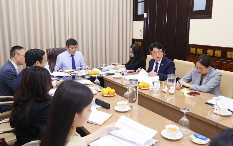 Colloque intitulé « Expérience du développement économique de la République de Corée et Suggestions de politiques pour le Vietnam ». Photo : baoquocte.vn