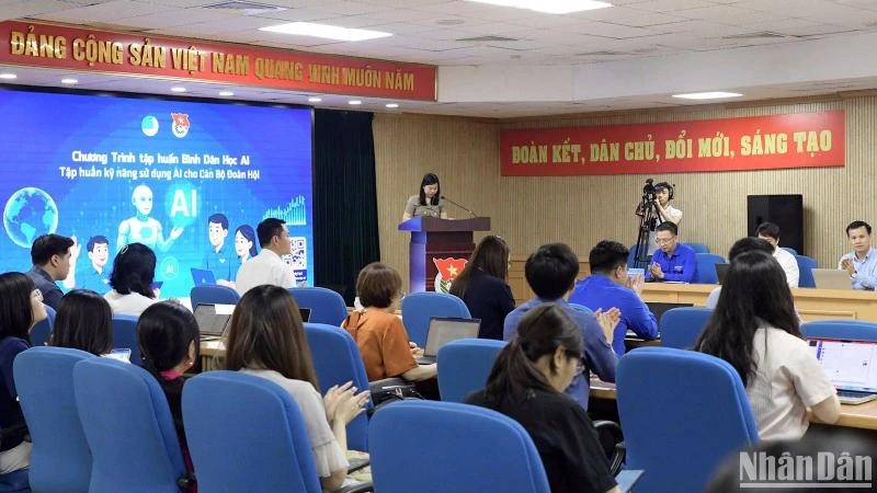 Le programme de formation populaire à l’IA, lancé par l’Union de la jeunesse communiste Hô Chi Minh, fait partie de l’initiative « AI Education for Vietnam ». Photo : NDEL