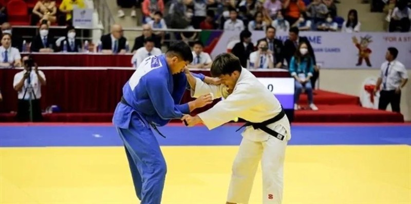 Lê Anh Tài (droite), l’un des champions vietnamiens aux 32es SEA Games, devrait défendre son titre des 90 kg aux 33es Jeux en Thaïlande. Photo : Danviet.vn