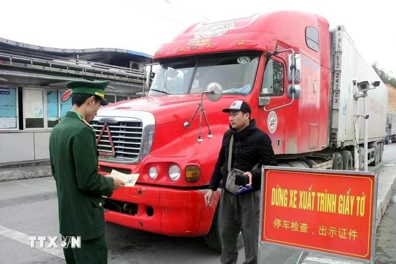 Les autorités inspectent les procédures des conducteurs de véhicules transportant des marchandises au poste-frontière international de Huu Nghi (province de Lang Son). Photo : VNA.