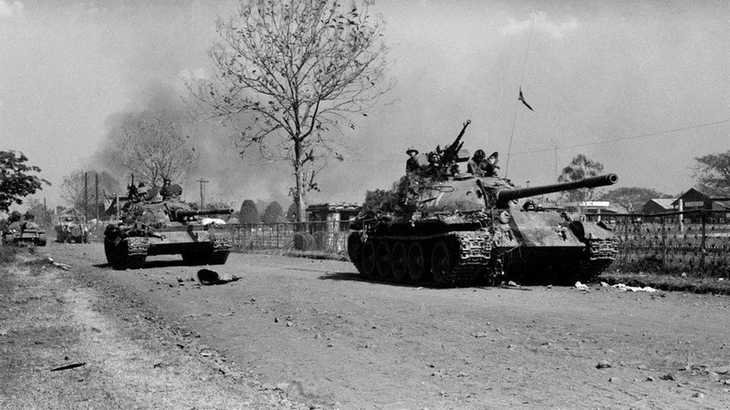 Les chars de l'Armée de libération entrent dans la ville de Buôn Ma Thuôt. Photo : VNA.