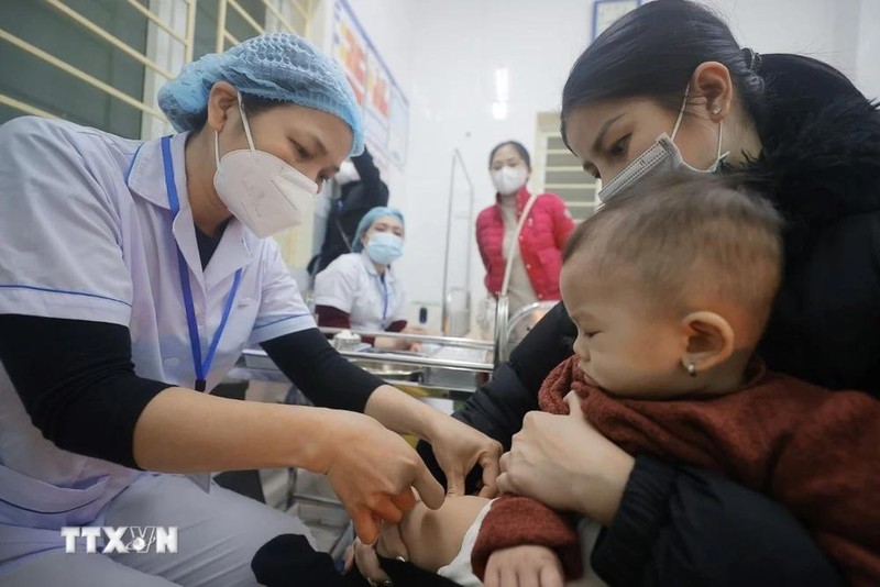 Depuis septembre 2024, une campagne de vaccination contre la rougeole ciblant les enfants âgés de 1 à 10 ans est mise en œuvre dans nombre de villes et provinces. Photo : VNA.