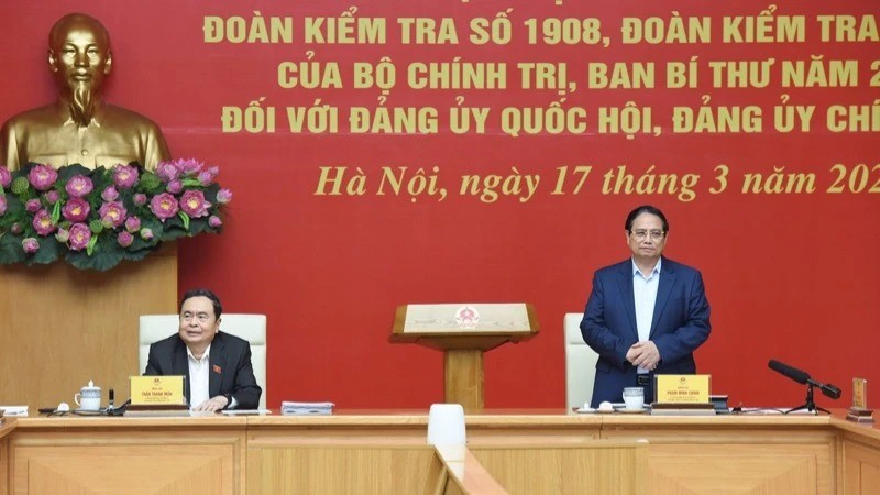 Le Premier ministre Pham Minh Chinh (debout) s'exprime lors de la réunion. Photo : NDEL. 