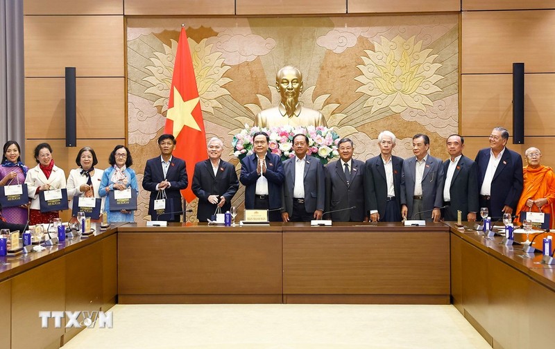 Le président de l'AN Trân Thanh Mân offre des cadeaux aux délégués. Photo : VNA.